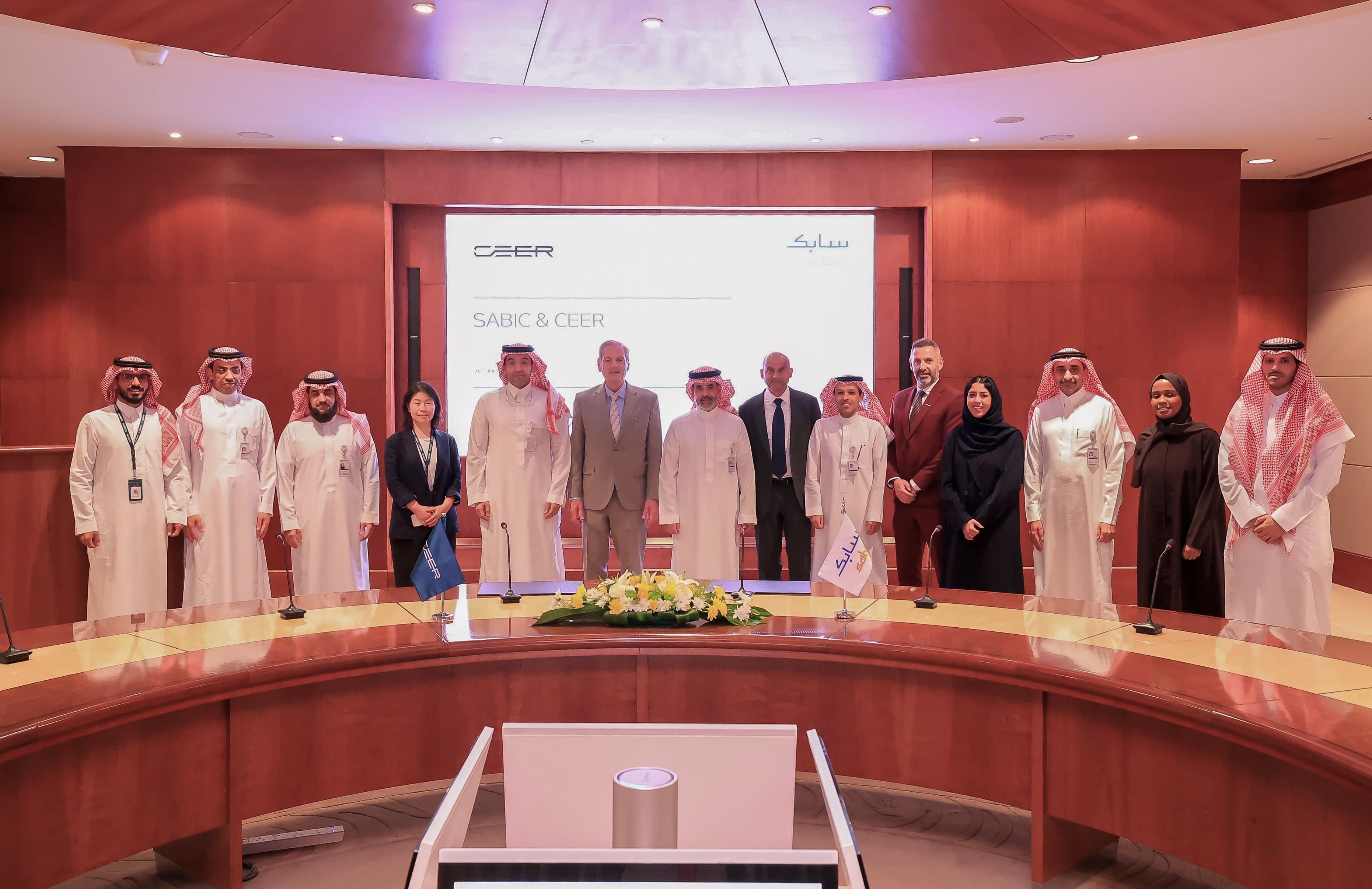  (سابك) و(سير) توقعان مذكرة تفاهم لاستكشاف فرص التعاون في صناعة السيارات الكهربائية في المملكة العربية السعودية