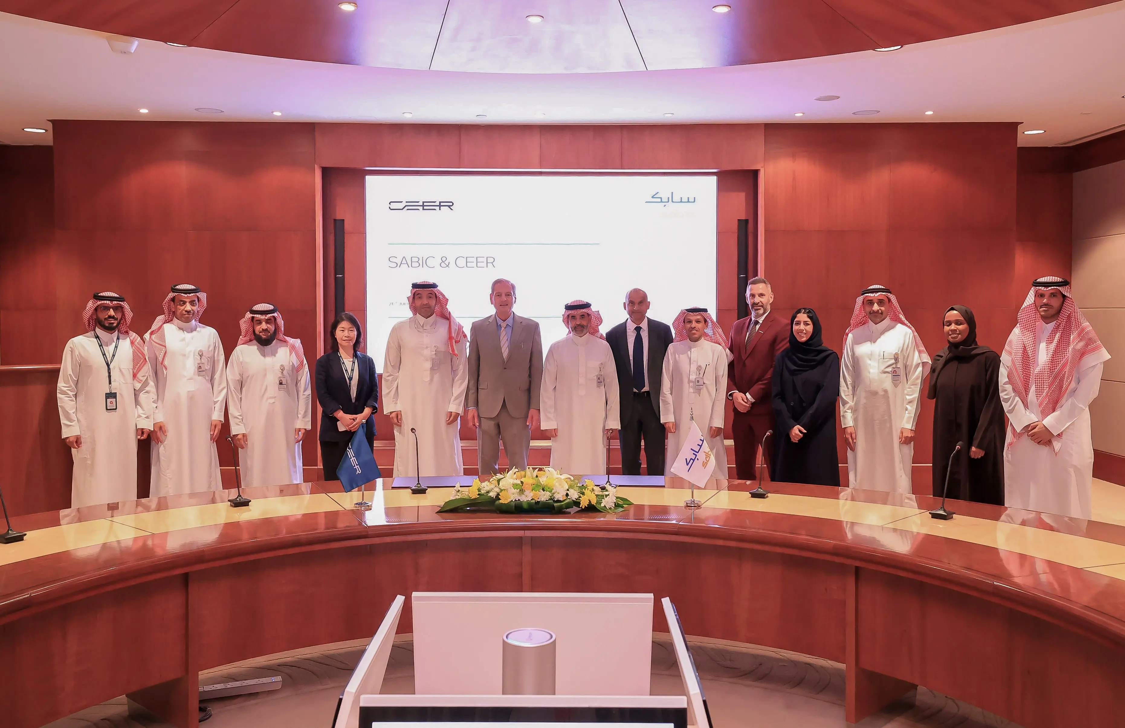 (سابك) و(سير) توقعان مذكرة تفاهم لاستكشاف فرص التعاون في صناعة السيارات الكهربائية في المملكة العربية السعودية